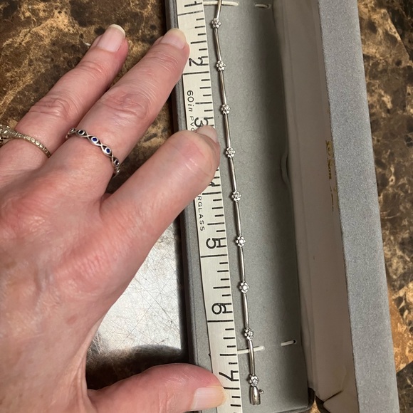 10 Kt White Gold Diamond Bracelet. - Picture 7 of 9